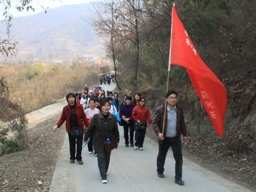 水保所女职工登山庆三八