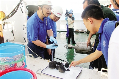 【科技日报】蛟龙潜海山发现锰结核区