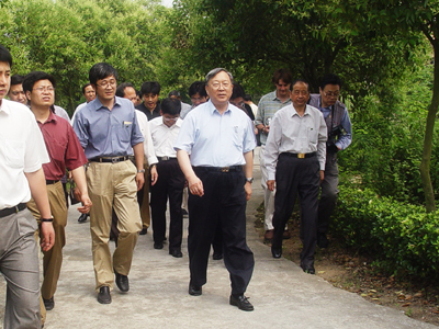 分院院长严寿宁,南京分院副院长李世杰,南京地理与湖泊所副所长秦伯强