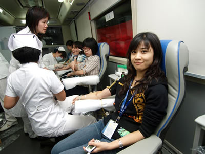 图片报道联想集团众多同事自发献血支援抗震救灾