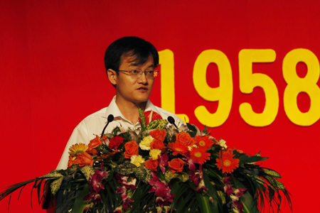 杜江峰教授代表全体教师发言